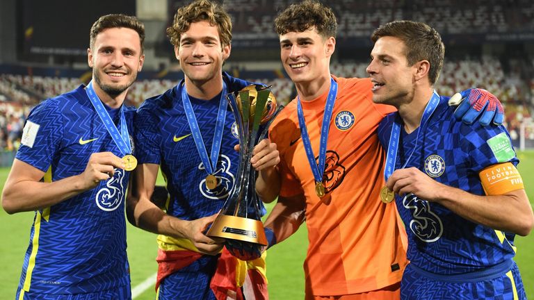 Van links naar rechts vieren Chelsea's Saul Niguez, Marcos Alonso, Kepa Arrizabalaga en Cesar Azpilicueta met hun winnaarsmedailles na de FIFA Club World Cup Final-wedstrijd in het Mohammed Bin Zayed Stadium in Abu Dhabi, Verenigde Arabische Emiraten.  Afbeeldingsdatum: zaterdag 12 februari 2022.