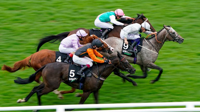 Tempus (far side) goes on to win at Newbury in August 2020