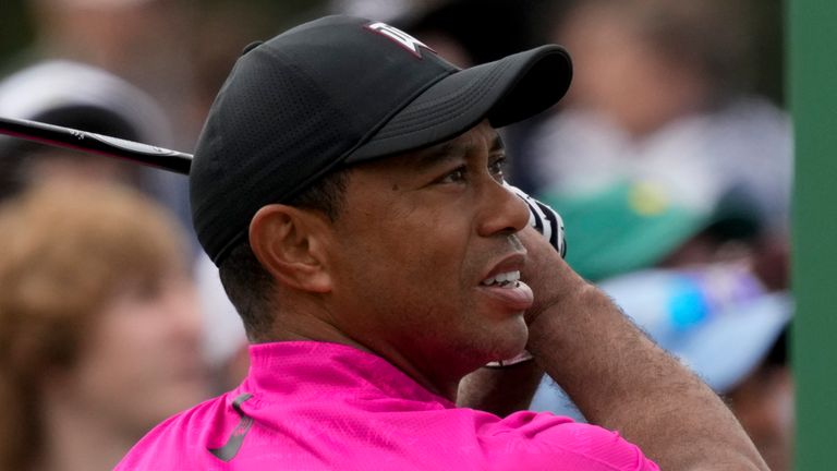 Tiger Woods rolled back the years and delighted the Augusta patrons with a one-under-par round of 71
