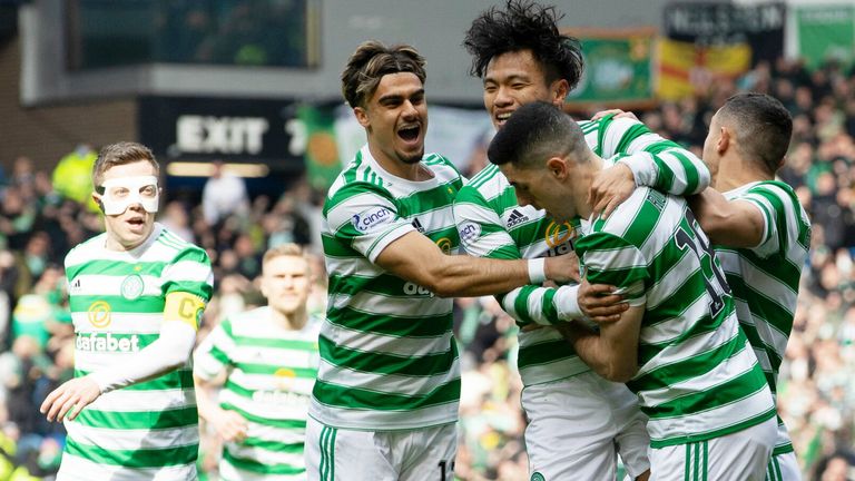 Celtic&#39;s Tom Rogic celebrates with team-mates after he makes it 1-1