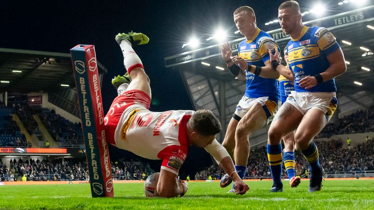 Picture by Allan McKenzie/SWpix.com - 01/04/2022 - Rugby League - Betfred Super League Round 7 - Leeds Rhinos v St Helens - Headingley Stadium, Leeds, England - St Helens&#39;s Tommy Makinson scores a try as Leeds&#39;s Ash Handley & Jack Walker can only look on.