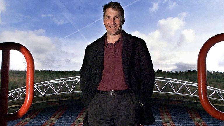 Pix: Ben Duffy/SWpix. Rugby League, Super League season 2001. Tony Smith, coach Huddersfield Giants. Mcalpine Stadium , Huddersfield. 20/03/2001...COPYWRIGHT PICTURE>>SIMON WILKINSON>>01943 436649>>..Huddesfield Giants coach Tony Smith