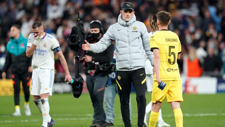 Tuchel embrasse Jorginho après la sortie de la Ligue des champions de Chelsea