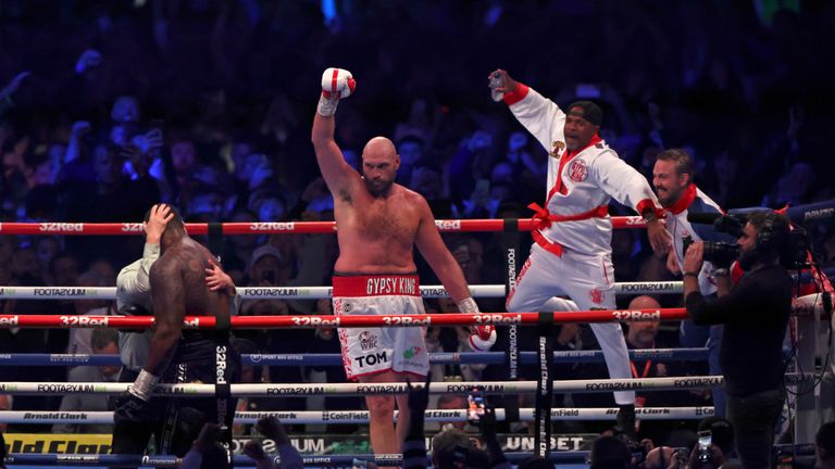 2022 m. balandžio 23 d., šeštadienį, Vemblio stadione Londone, per WBC sunkiasvorių bokso kovą įveikęs britę Dillian Whyte švenčia vidurio žaidėjas Tysonas Fury. (AP nuotrauka / Ianas Waltonas)