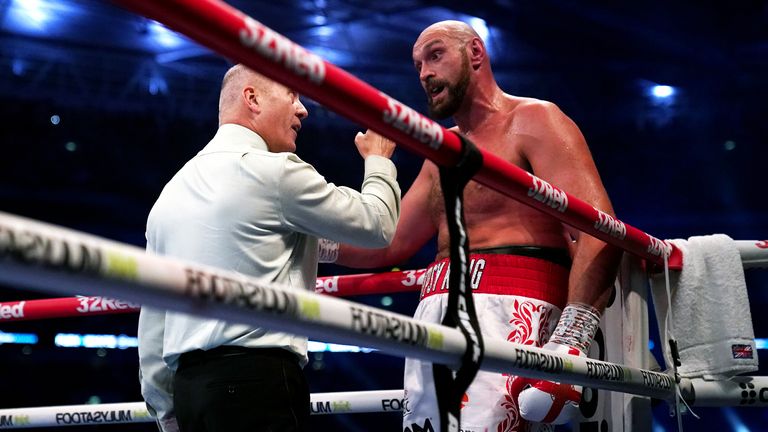 The referee spoke to both fighters during the fourth round