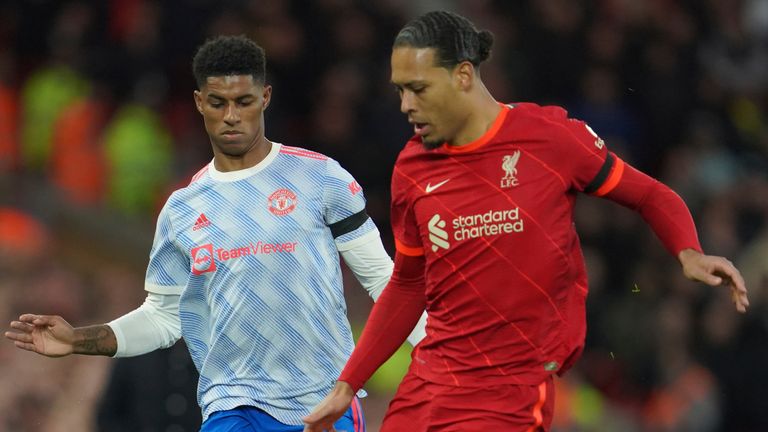 Virgil van Dijk del Liverpool es desafiado por Marcus Rashford del Manchester United (AP)
