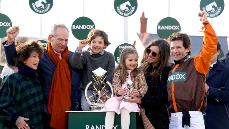 La famille Waley-Cohen célèbre la victoire du Grand National à Aintree