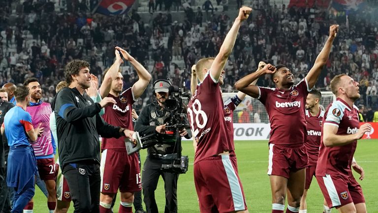 El West Ham celebra con su afición tras alcanzar las semifinales de la Europa League