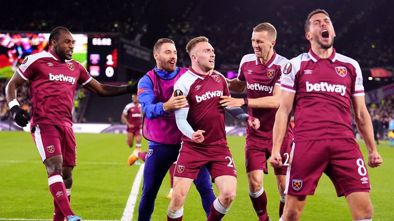 Para pemain West Ham melakukan selebrasi setelah gol Jarrod Bowen ke gawang Lyon