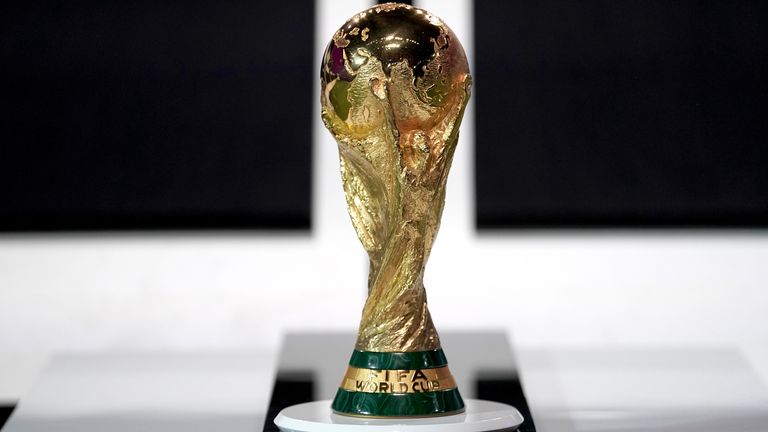 Dünya Kupası Katar'da sergileniyor