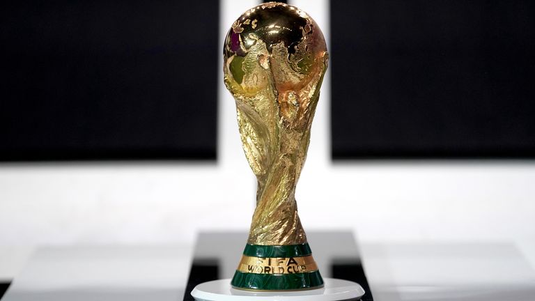 La Copa del Mundo en exhibición en Qatar