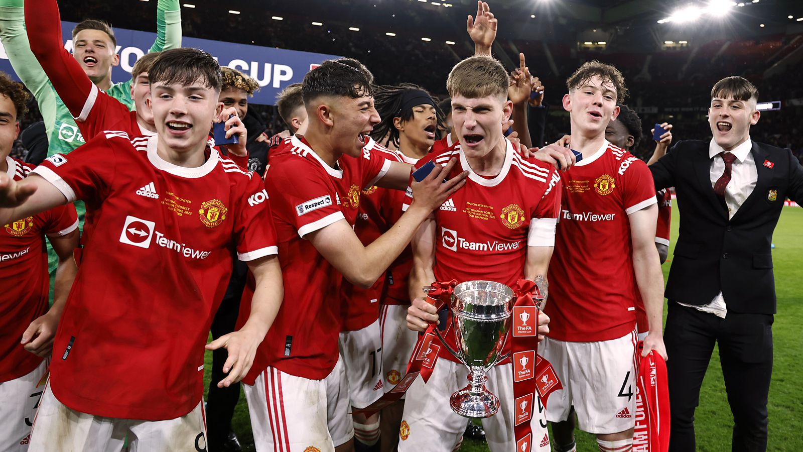 Man Utd 3-1 Nottingham Forest: el equipo local gana la FA Youth Cup frente a una multitud récord en Old Trafford |  Noticias de futbol