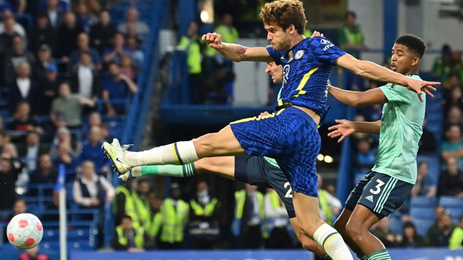 Chelsea held by stubborn Leicester