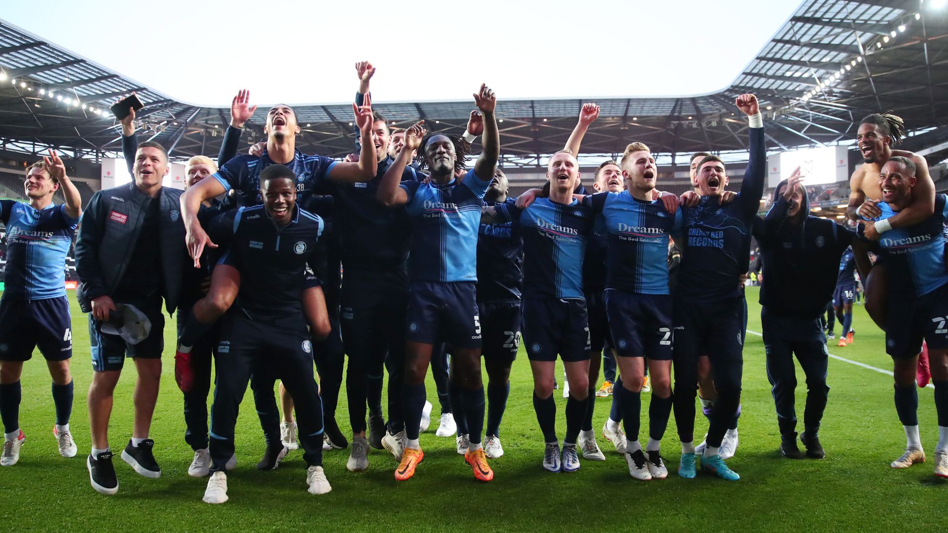 Wycombe hold off MK to reach L1 play-off final