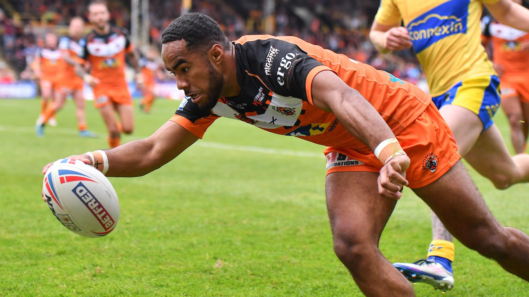Betfred Super League Castleford Tigers, Toulouse, Salford Red Devils claim wins over Hull KR, Wakefield, Leeds Rhinos Rugby League News Sky Sports