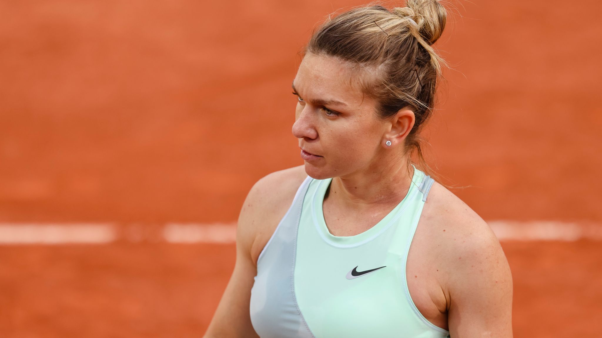 French Open Simona Halep suffers panic attack during defeat, while Iga Swiatek eases into round three Tennis News Sky Sports