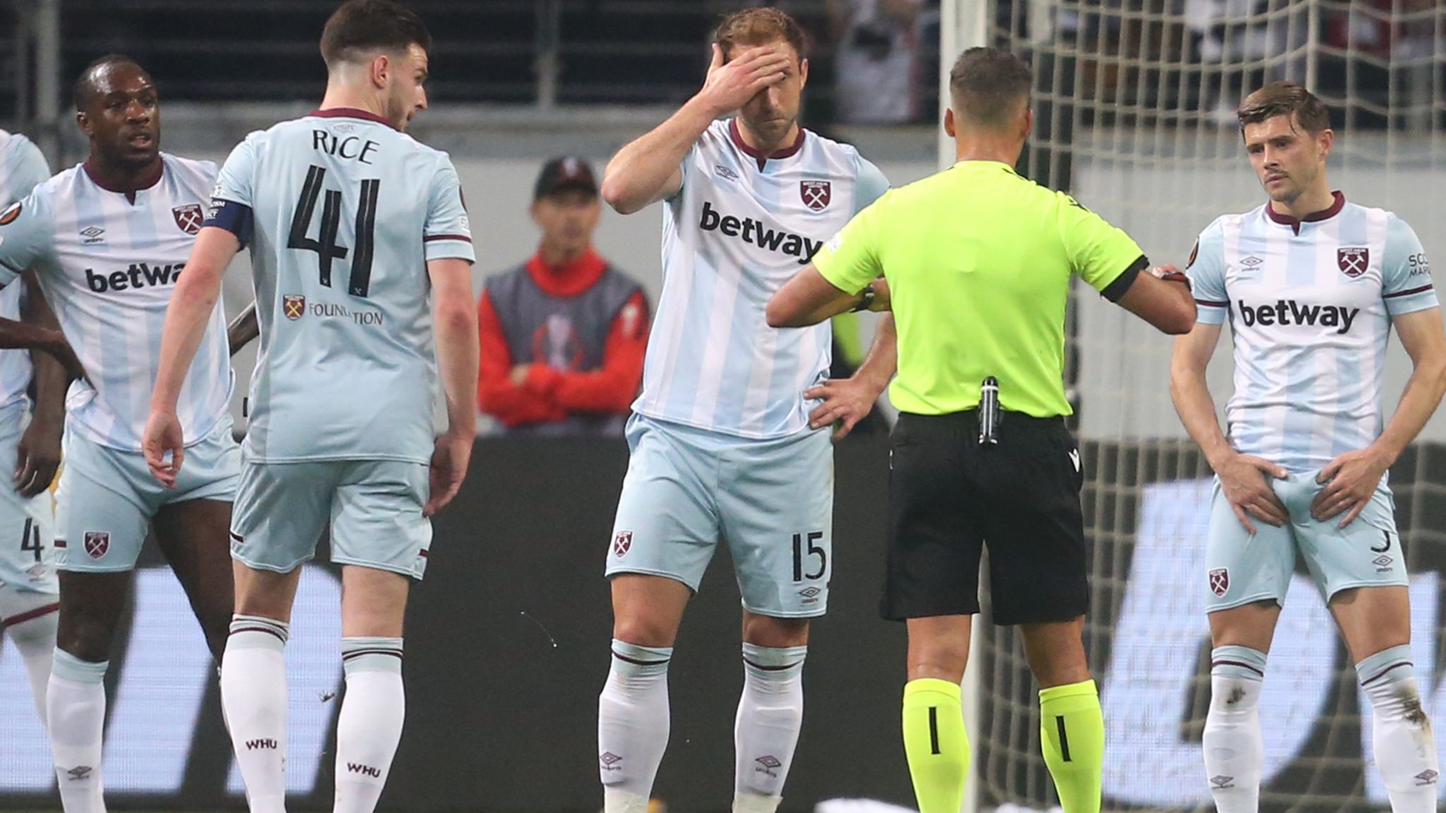 Neem een ​​bad Slaapzaal Zwart Eintracht Frankfurt 1-0 West Ham (agg: 3-1): Hammers fall short in Europa  League semi-final after Aaron Cresswell red card | Football News | Sky  Sports
