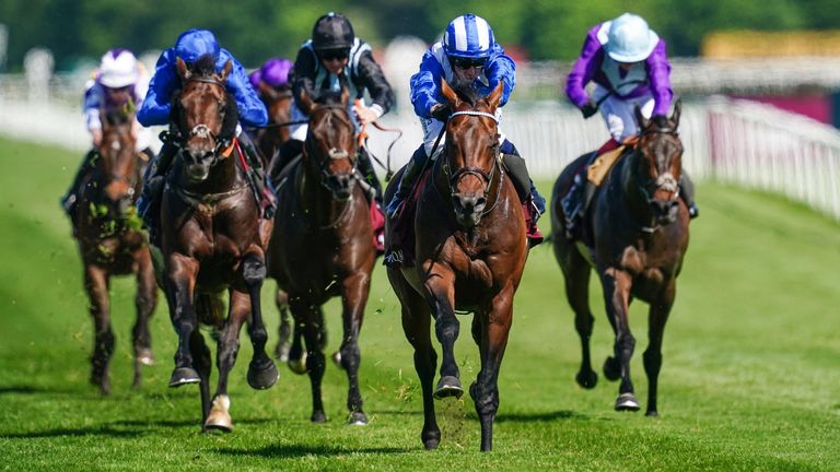 Baaeed montado por Jim Crowley en su camino hacia la victoria en Al Shaqab Lockinge Stakes en el hipódromo de Newbury.  Imagen fecha: sábado 14 de mayo de 2022.