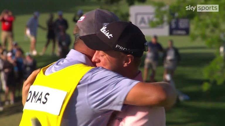 Джастин Томас выиграл свой второй чемпионат PGA после победы над Уиллом Залаторисом в плей-офф с тремя лунками на Южных холмах.