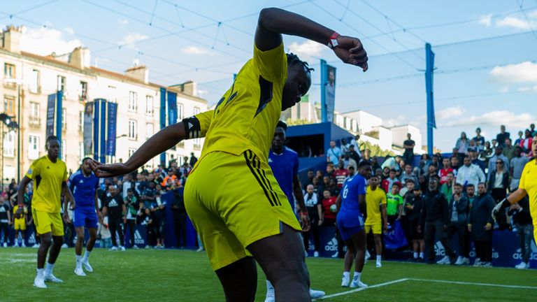 Scènes de l'événement adidas à Paris alors que Zinedine Zidane surprenait les jeunes lors d'un tournoi de football à la veille de la finale de la Ligue des champions