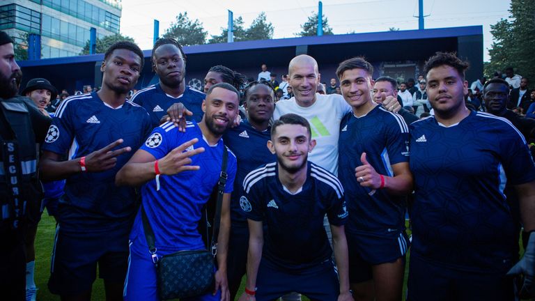阿迪达斯在巴黎的活动场景，齐达内在欧冠决赛前夕的一场足球比赛中给年轻人带来了惊喜