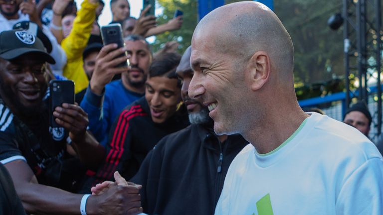 阿迪达斯在巴黎的活动场景，齐达内在欧冠决赛前夕的一场足球比赛中给年轻人带来了惊喜