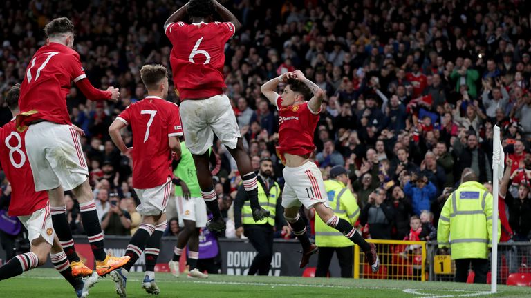 Alejandro Garnacho (derecha) del Manchester United celebra después de marcar el segundo gol del partido desde el punto de penalti durante el partido final de la FA Youth Cup en Old Trafford, Manchester.  Imagen fecha: Miércoles 11 de mayo de 2022.
