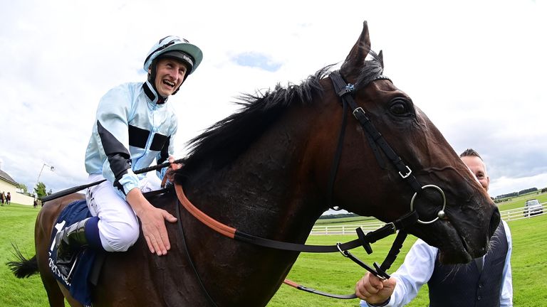 Alenquer y Tom Marquand celebran después de ganar la Copa de Oro Tattersalls para William Haggas.