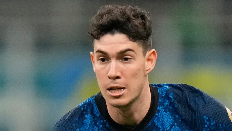 Inter Milan... Alessandro Bastoni contrôle le ballon lors du match de football de Serie A entre l'Inter Milan et la Juventus au stade San Siro de Milan, en Italie, le dimanche 24 octobre 2021 (AP Photo/Luca Bruno)