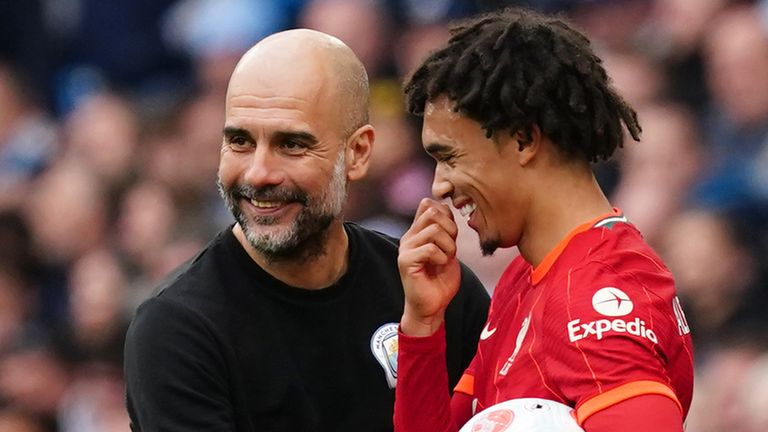 Trent Alexander-Arnold (derecha) con el jefe del Manchester City, Pep Guardiola