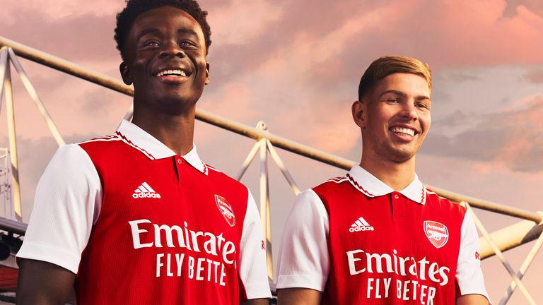 adidas y Arsenal lanzan un nuevo e icónico kit de local para la temporada 22/23 (crédito: adidas)