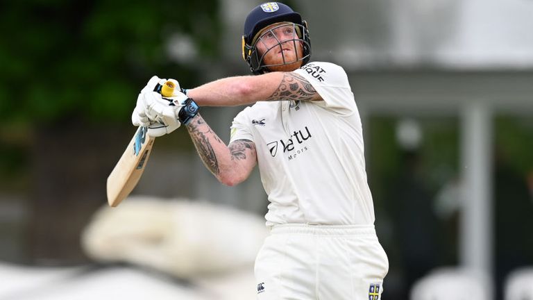 Le capitaine des tests d'Angleterre, Ben Stokes, a frappé cinq six consécutifs pour atteindre son siècle lors de l'affrontement du championnat du comté de Durham avec le Worcestershire