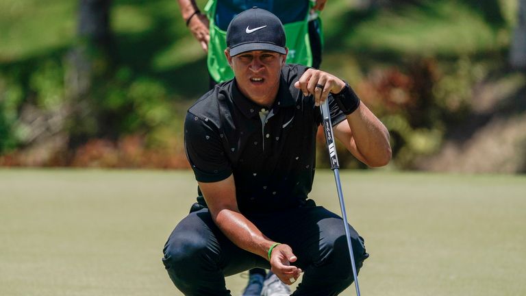 Cameron Champ desperdició su oportunidad con un triple bogey siete en el octavo