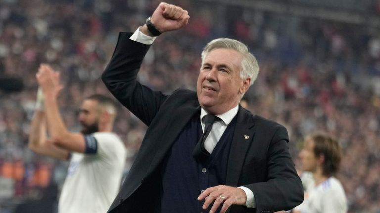 El entrenador del Real Madrid, Carlo Ancelotti, celebra ganar la final de la Champions League.