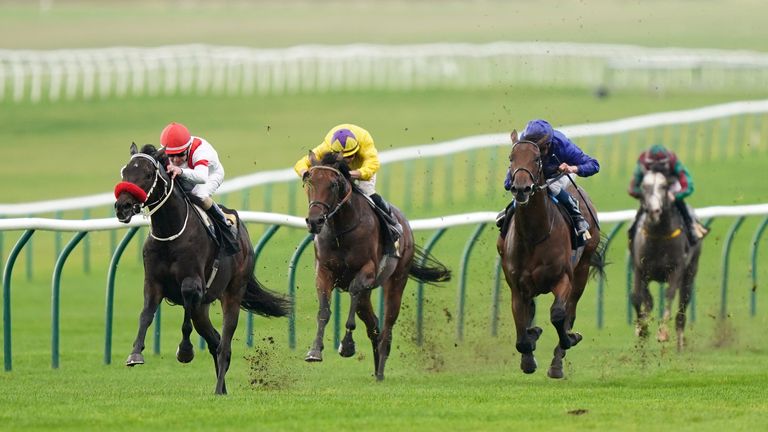 Claymore (red cap) wins on debut at Newmarket