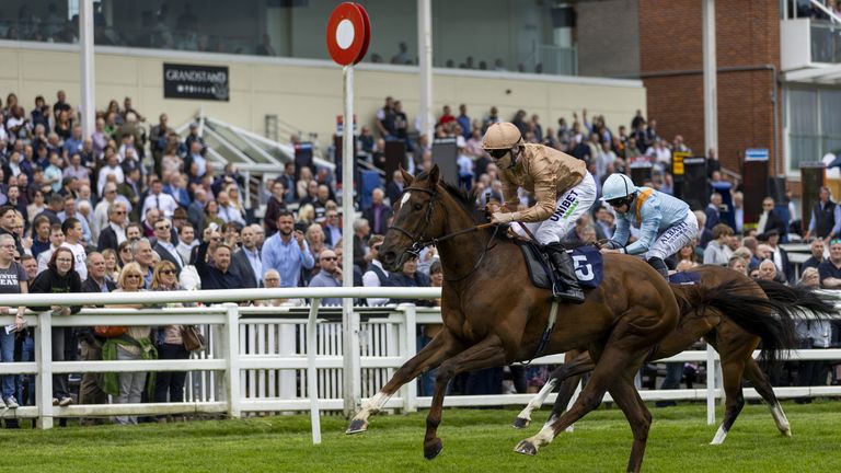 Clitheroe gets off the mark at Lingfield