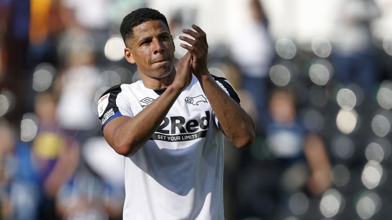 El defensor Curtis Davies, de 37 años, jugó para el Derby County en el Campeonato esta temporada