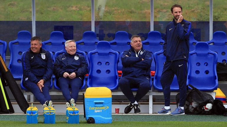 Sam Allardyce (andre, høyre) spøker med Gareth Southgate (til venstre) som erstattet ham som England-trener
