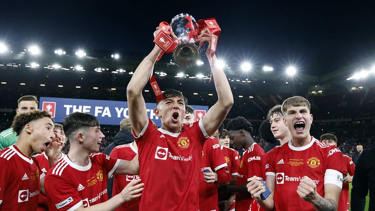 I giocatori del Manchester United festeggiano dopo aver vinto la partita finale della fa Youth Cup a Old Trafford, Manchester.  Data immagine: mercoledì 11 maggio 2022.