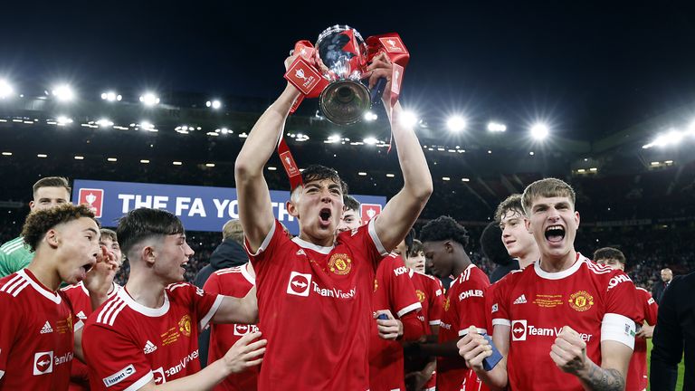 Jogadores do Manchester United comemoram depois de vencer a partida da final da FA Youth Cup em Old Trafford, Manchester.  Data da foto: quarta-feira, 11 de maio de 2022.