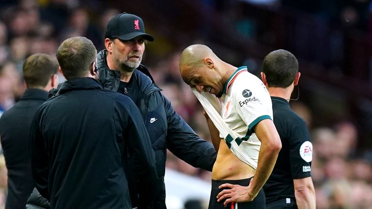 Fabinho mengalami cedera otot dalam kemenangan atas Aston Villa pada hari Selasa