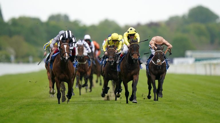 Fonteyn (right) beats Grande Dame to win at York