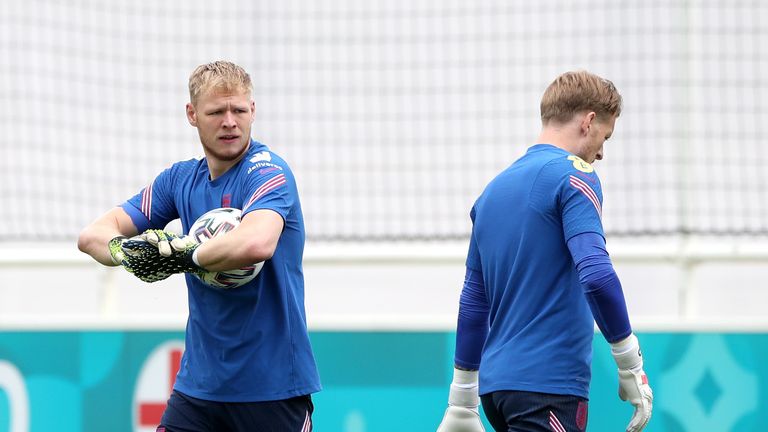 Los porteros ingleses Jordan Pickford y Aaron Ramsdale durante una sesión de entrenamiento en St George's Park.