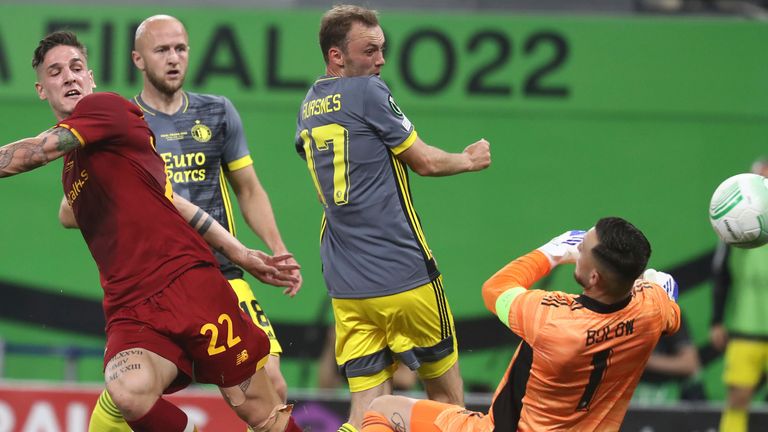 Nicolo Zaniolo de la Roma anota el primer gol de su equipo en la final de la Europa League