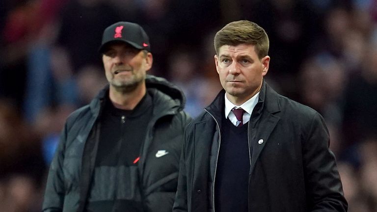 Le directeur d'Aston Villa Steven Gerrard et le directeur de Liverpool Jurgen Klopp (à gauche) sur la ligne de touche lors du match de la Premier League à Villa Park, Birmingham. 