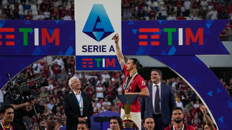Zlatan Ibrahomivc pronunció un poderoso discurso a sus compañeros de equipo después de que el AC Milan ganara el  Scudetto por primera vez en 11 años.