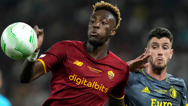 Roma & # 39; s Tammy Abraham, left, challenges for the ball with Feyenoord & # 39; s Marcos Senesi 