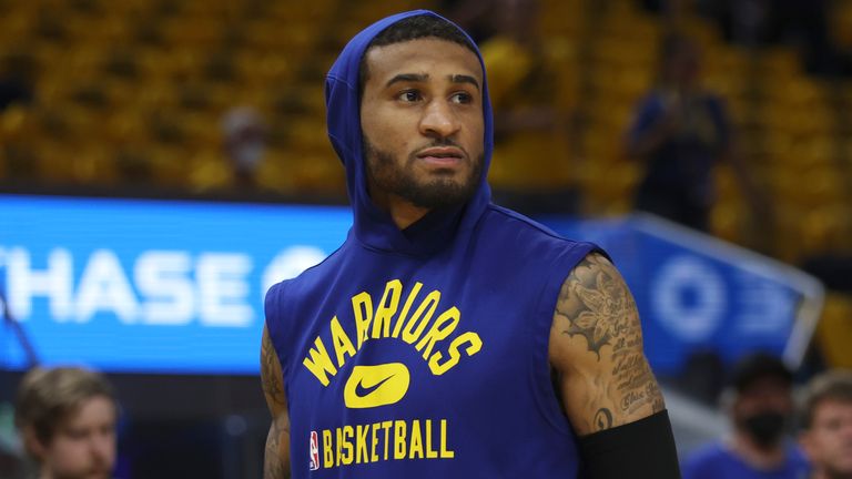 El escolta lesionado de los Golden State Warriors, Gary Payton II, observa a sus compañeros de equipo calentar antes del Juego 2 de las Finales de la Conferencia Oeste