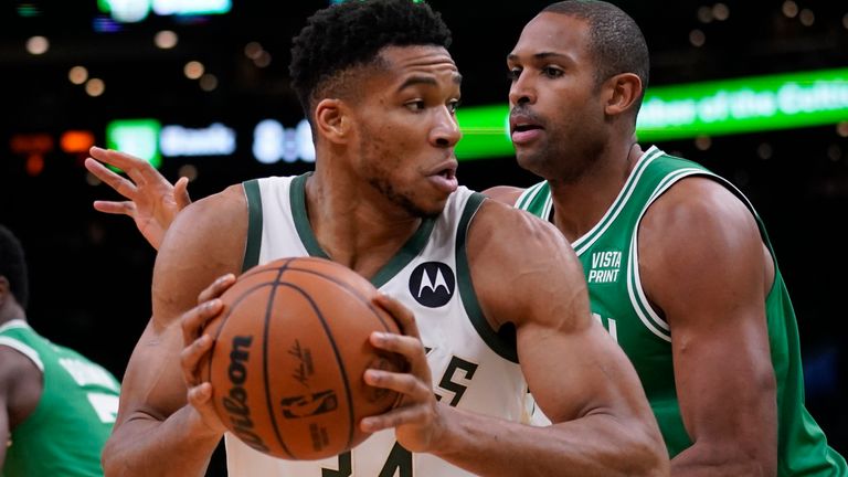 Giannis Antetokounmpo es defendido por el ala-pívot de los Boston Celtics Al Horford durante la temporada regular