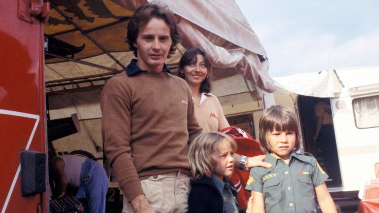 Gilles Villeneuve amb la seva dona Joann i els seus fills Jacques i Melanie durant el GP d'Itàlia el setembre de 1978 Crèdit: ‘Villeneuve Pironi’  (Noah Media Group i Sky Studios) Properament a Sky Documentaris al Regne Unit i Itàlia